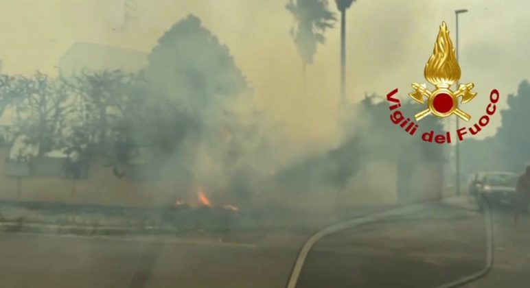 Brucia San Cataldo, incendi in più zone della marina: evacuazione in corso - Corriere Salentino