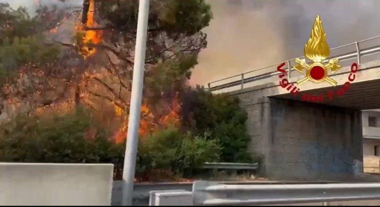 Brucia San Cataldo, incendi in più zone della marina: evacuazione in corso - Corriere Salentino