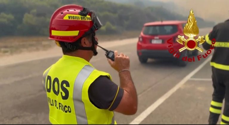 Brucia San Cataldo, incendi in più zone della marina: evacuazione in corso - Corriere Salentino