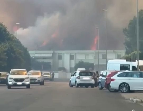 Brucia San Cataldo, incendi in più zone della marina: evacuazione in corso - Corriere Salentino