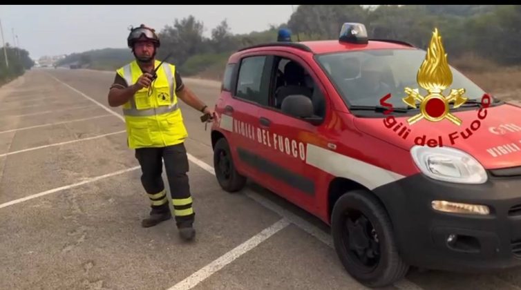 Brucia San Cataldo, incendi in più zone della marina: evacuazione in corso - Corriere Salentino