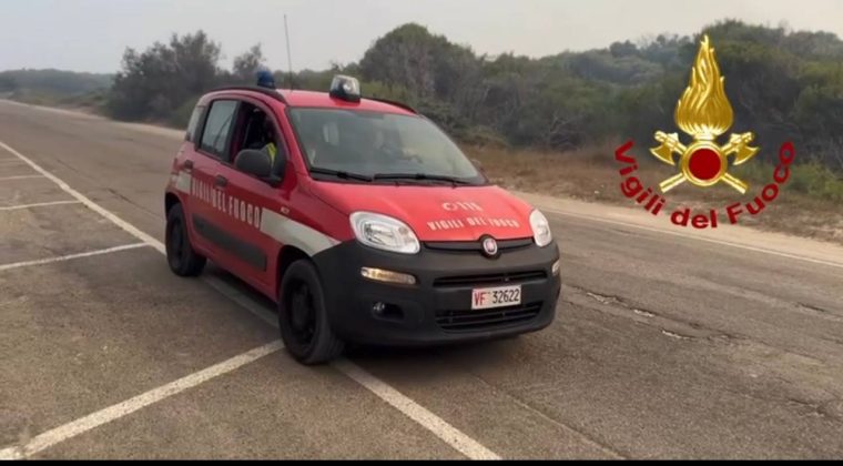 Brucia San Cataldo, incendi in più zone della marina: evacuazione in corso - Corriere Salentino