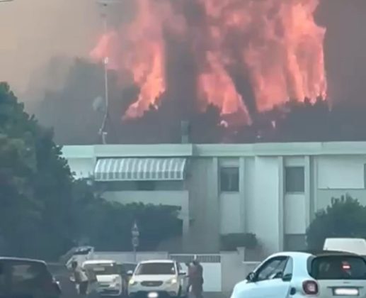 Brucia San Cataldo, incendi in più zone della marina: evacuazione in corso - Corriere Salentino