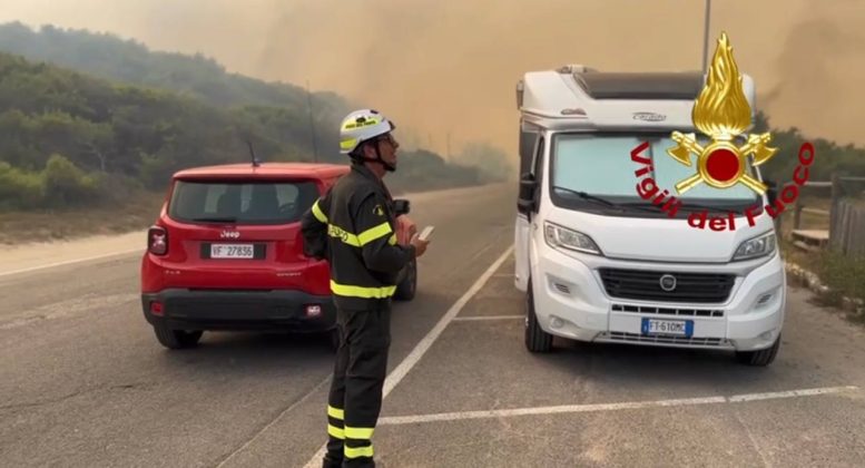 Brucia San Cataldo, incendi in più zone della marina: evacuazione in corso - Corriere Salentino