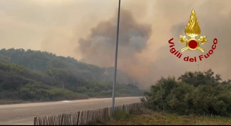 Brucia San Cataldo, incendi in più zone della marina: evacuazione in corso - Corriere Salentino