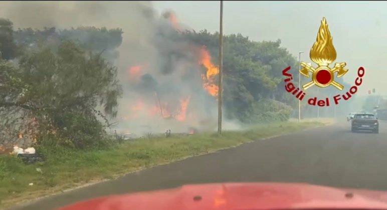 Brucia San Cataldo, incendi in più zone della marina: evacuazione in corso - Corriere Salentino