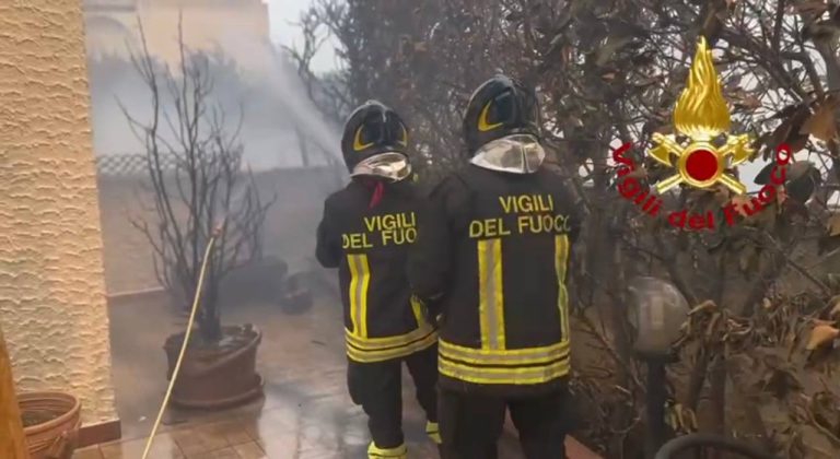 Brucia San Cataldo, incendi in più zone della marina: evacuazione in corso - Corriere Salentino