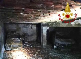 Garage in fiamme, distrutti quattro mezzi: immobile dichiarato inagibile
