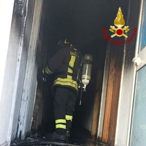 Divampa il rogo nella cantina di una palazzina: 15enne resta intossicata. Danni ingenti - Corriere Salentino