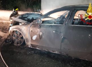 Due roghi in poche ore: brucia un’Audi, a fuoco una Punto dopo il rifornimento