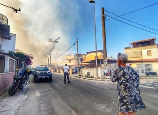 Salento nella morsa degli incendi: altra giornata nera. A Torre Mozza bagnanti e turisti in fuga da spiagge e residence