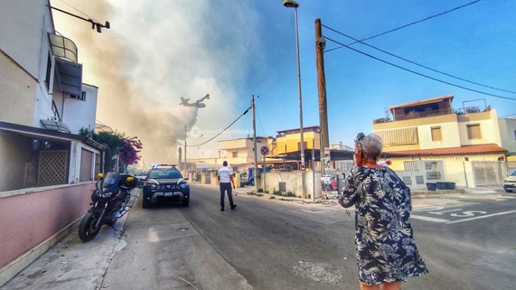 Salento nella morsa degli incendi: altra giornata nera. A Torre Mozza bagnanti e turisti in fuga da spiagge e residence - Corriere Salentino