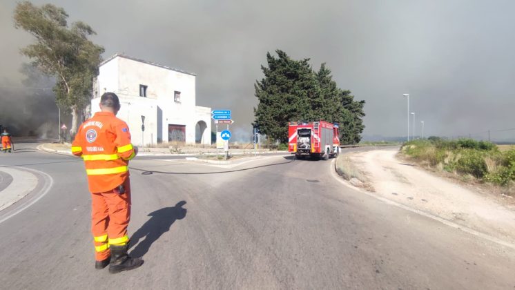 Salento nella morsa degli incendi: altra giornata nera. A Torre Mozza bagnanti e turisti in fuga da spiagge e residence - Corriere Salentino