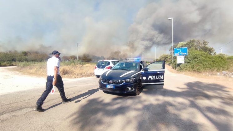 Salento nella morsa degli incendi: altra giornata nera. A Torre Mozza bagnanti e turisti in fuga da spiagge e residence - Corriere Salentino