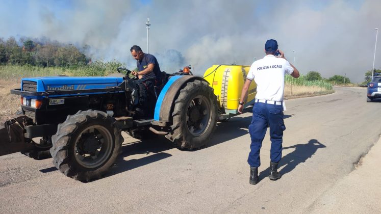Salento nella morsa degli incendi: altra giornata nera. A Torre Mozza bagnanti e turisti in fuga da spiagge e residence - Corriere Salentino