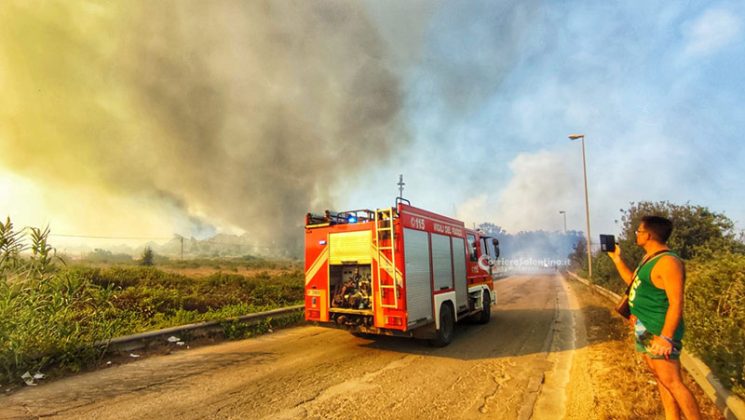Salento nella morsa degli incendi: altra giornata nera. A Torre Mozza bagnanti e turisti in fuga da spiagge e residence - Corriere Salentino