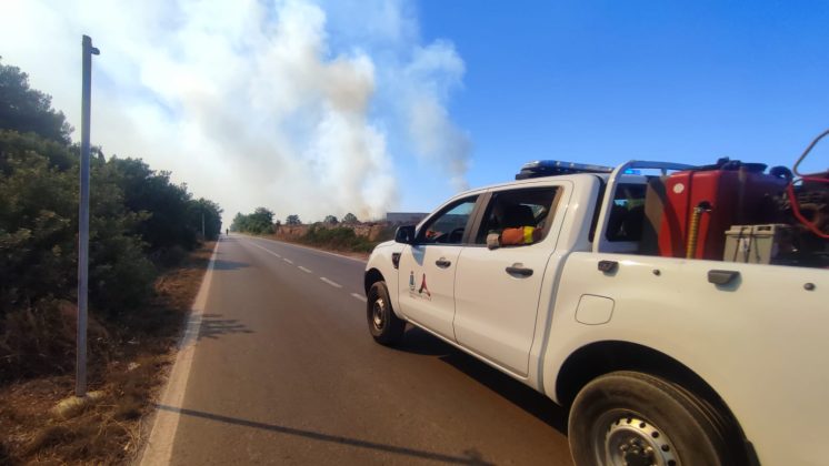 Salento nella morsa degli incendi: altra giornata nera. A Torre Mozza bagnanti e turisti in fuga da spiagge e residence - Corriere Salentino