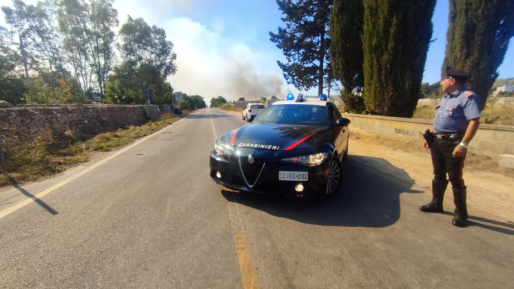 Salento nella morsa degli incendi: altra giornata nera. A Torre Mozza bagnanti e turisti in fuga da spiagge e residence - Corriere Salentino