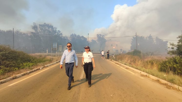 Salento nella morsa degli incendi: altra giornata nera. A Torre Mozza bagnanti e turisti in fuga da spiagge e residence - Corriere Salentino
