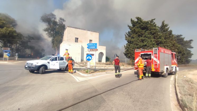 Salento nella morsa degli incendi: altra giornata nera. A Torre Mozza bagnanti e turisti in fuga da spiagge e residence - Corriere Salentino
