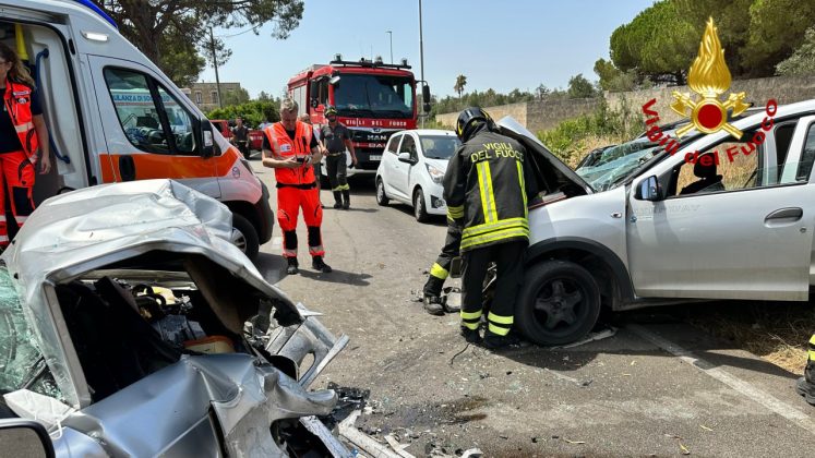 Schianto tra auto sulla via per il mare: tre feriti in ospedale, due con codice rosso - Corriere Salentino