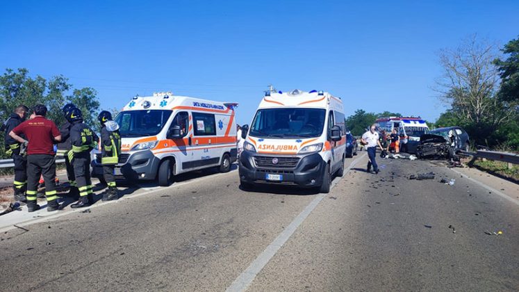 Violento schianto sulla 274, mezzi distrutti: 35enne trasportato d'urgenza al Fazzi in gravi condizioni - Corriere Salentino