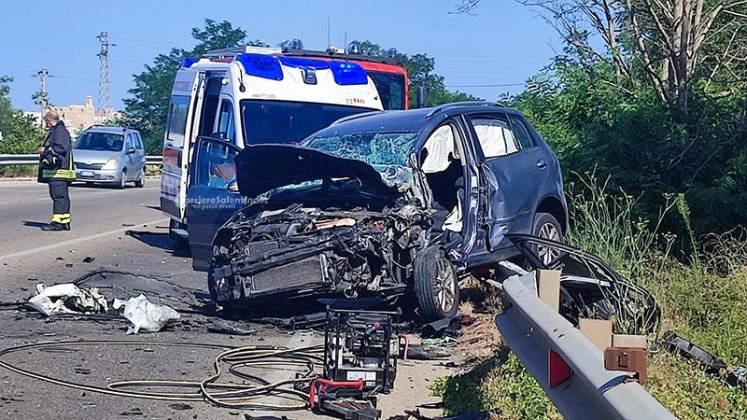 Violento schianto sulla 274, mezzi distrutti: 35enne trasportato d'urgenza al Fazzi in gravi condizioni - Corriere Salentino
