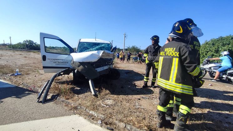 Violento schianto sulla 274, mezzi distrutti: 35enne trasportato d'urgenza al Fazzi in gravi condizioni - Corriere Salentino