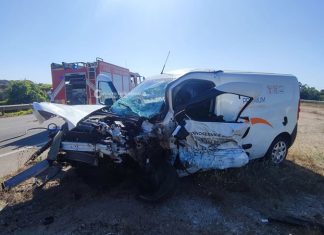 Violento schianto sulla 274, mezzi distrutti: 35enne trasportato d’urgenza al Fazzi in gravi condizioni