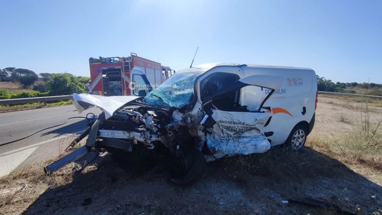 Violento schianto sulla 274, mezzi distrutti: 35enne trasportato d'urgenza al Fazzi in gravi condizioni - Corriere Salentino