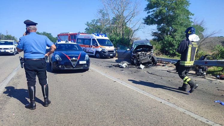 Violento schianto sulla 274, mezzi distrutti: 35enne trasportato d'urgenza al Fazzi in gravi condizioni - Corriere Salentino