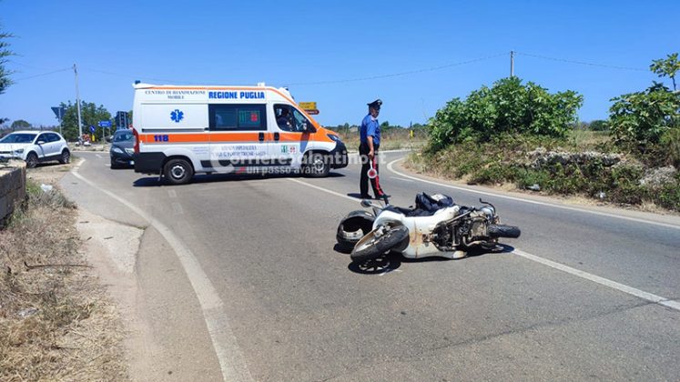 Violento impatto tra auto e scooter sulla provinciale: centauro in ospedale con codice rosso - Corriere Salentino