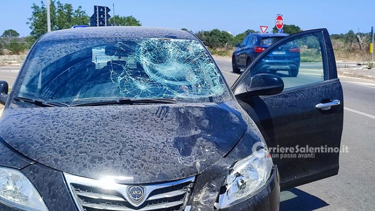 Violento impatto tra auto e scooter sulla provinciale: centauro in ospedale con codice rosso - Corriere Salentino