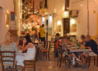 Malamovida a Gallipoli, controlli a tappeto: centro storico bloccato da sedie e tavolini, sequestrato lido