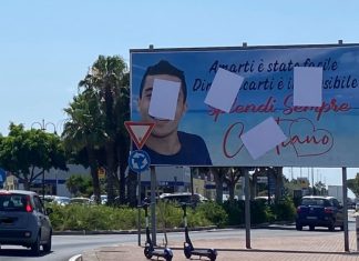 Oscurato il manifesto in memoria di un 23enne, il web si scatena. Il sindaco: “Era abusivo, indelicato coprire il volto”