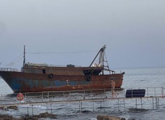 Un “mostro abbandonato” dallo Stato, dopo lo sbarco, sul litorale di Torre San Giovanni: sfregio al paesaggio e al turismo. L’appello del sindaco
