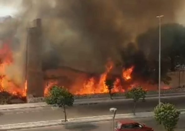 Brucia San Cataldo, incendi in più zone della marina: evacuazione in corso - Corriere Salentino