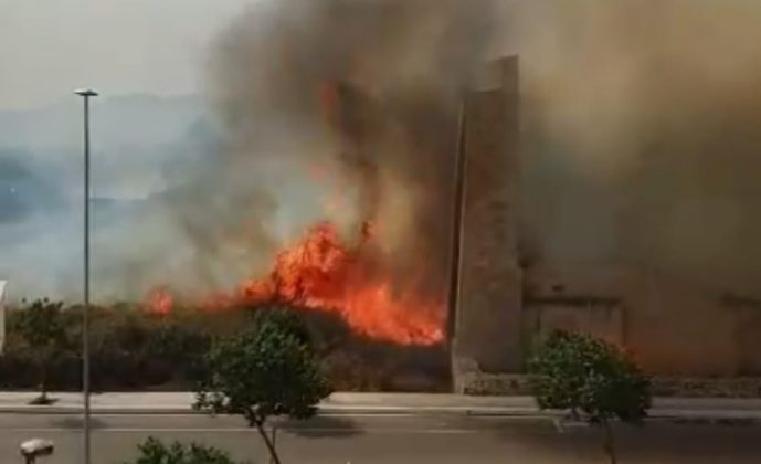 Brucia San Cataldo, incendi in più zone della marina: evacuazione in corso - Corriere Salentino