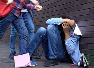 Studenti pakistani insultati e picchiati per il colore della pelle in una scuola superiore: indagati quattro compagni