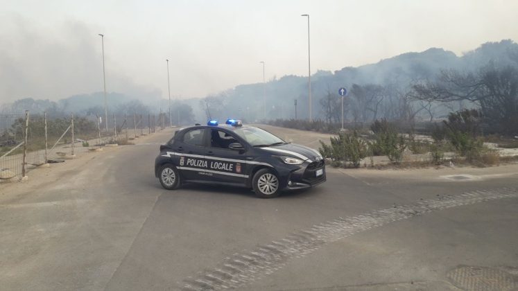 Brucia San Cataldo, incendi in più zone della marina: evacuazione in corso - Corriere Salentino