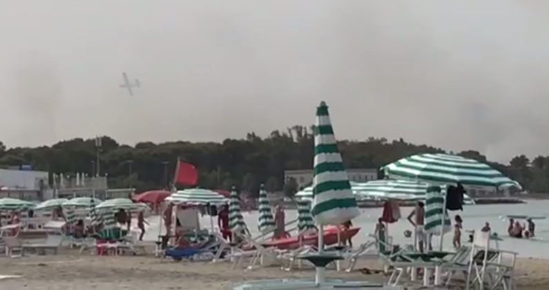 Brucia San Cataldo, incendi in più zone della marina: evacuazione in corso - Corriere Salentino