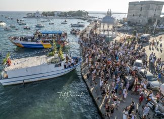 Porto Cesareo, la processione in onore di Santa Cesarea: la comunità accoglie la Croce di Cutro