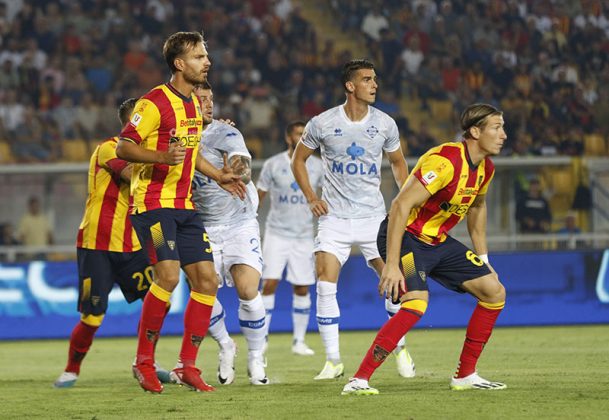 Lecce, buona la prima: batte il Como di misura e passa il turno. Ora testa al campionato - Corriere Salentino
