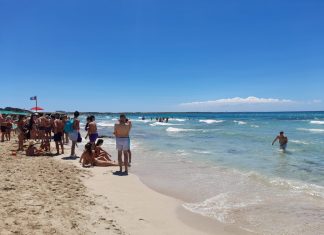 Tragedia a Baia Verde: si sente male e non riesce a tornare a riva. Muore turista 19enne