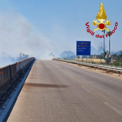 Fumo invade la strada, chiusa al traffico la 274 - Corriere Salentino