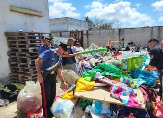 Blitz a Porto Cesareo contro gli ambulanti in spiaggia, scoperti accampamenti tra le dune e bagni a cielo aperto