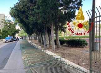 Paura in città, cedono quasi 50 metri della recinzione in ferro che circonda il Coni