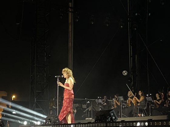 Il Concertone della Notte della Taranta celebra le donne, Mannoia esalta la pizzica contaminata: meno tamburi più sviolinate. Tananai e Arisa non deludono. Brunori canta in grico - Corriere Salentino