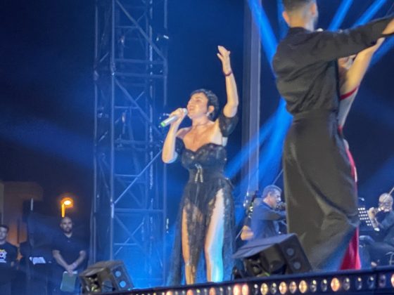 Il Concertone della Notte della Taranta celebra le donne, Mannoia esalta la pizzica contaminata: meno tamburi più sviolinate. Tananai e Arisa non deludono. Brunori canta in grico - Corriere Salentino