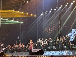 Il Concertone della Notte della Taranta celebra le donne, Mannoia esalta la pizzica contaminata: meno tamburi più sviolinate. Tananai e Arisa non deludono. Brunori canta in grico - Corriere Salentino